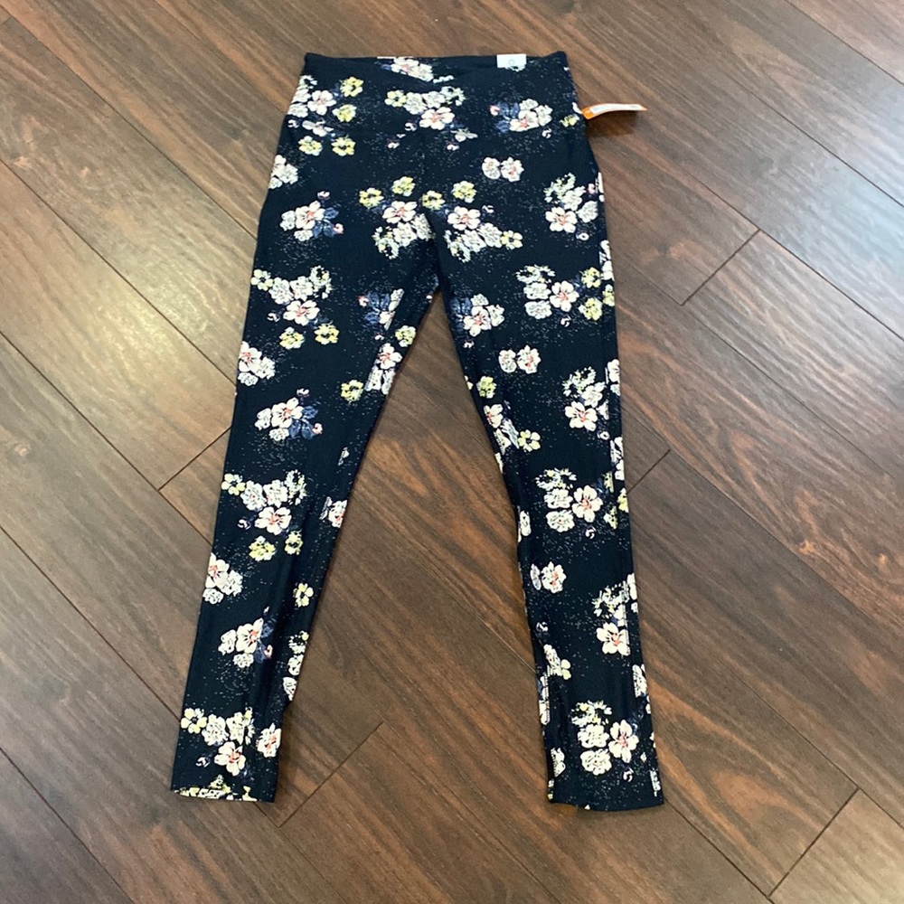 New with tags Maurices brand in Motion workout leggings size small 7/8 length.